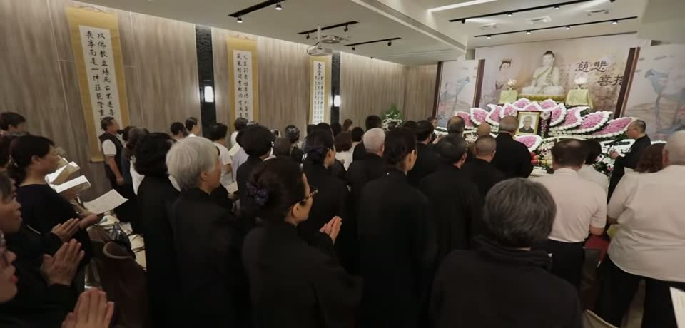 家屬親友在禮廳佛壇前合掌一同誦念
